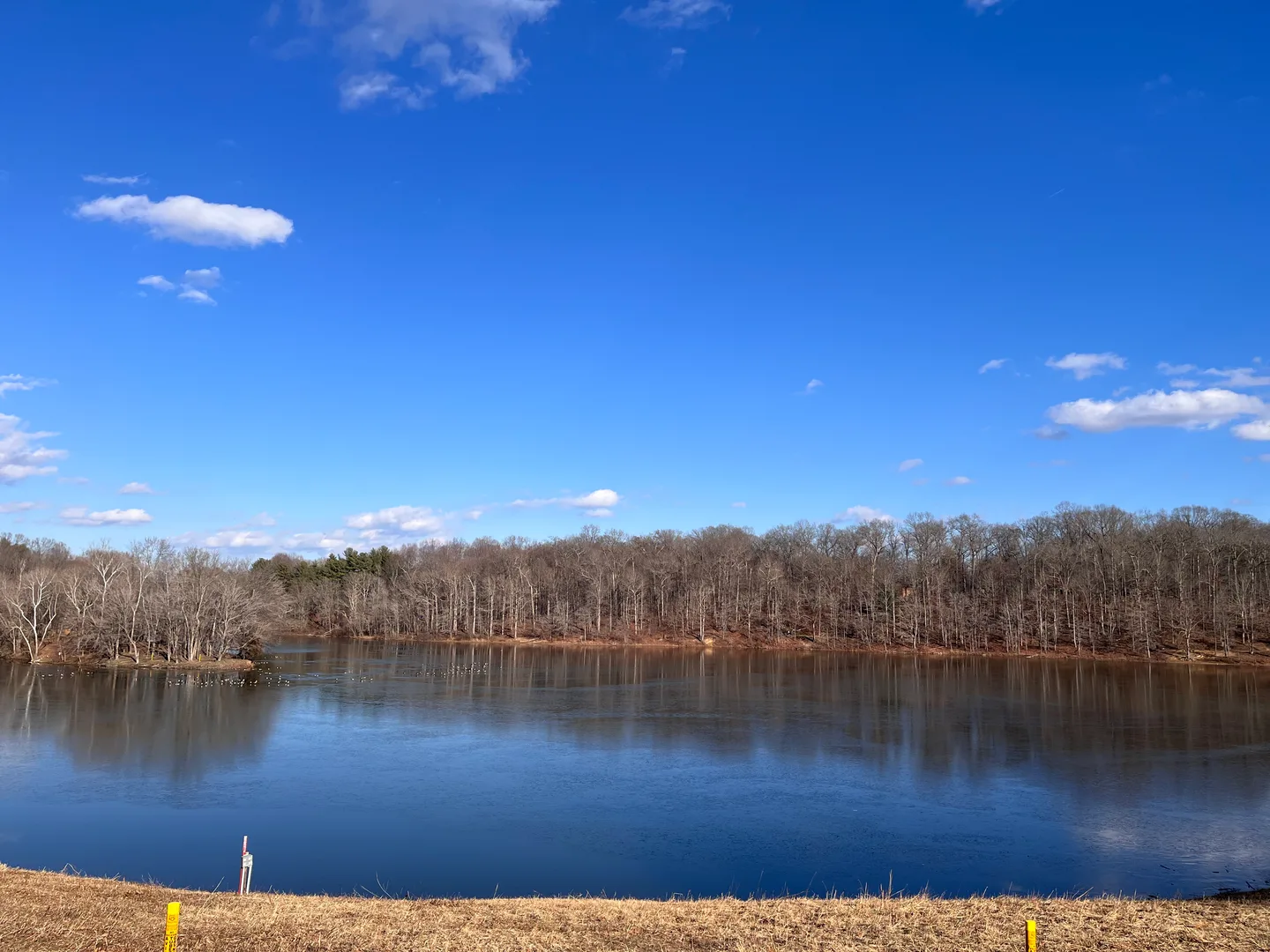 冬日湖面在蓝天下安静伸展