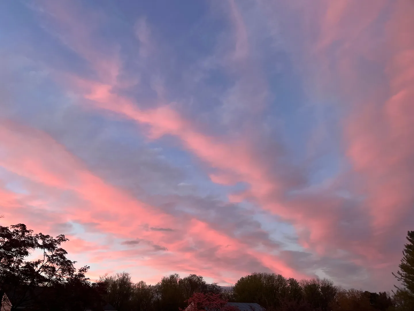 傍晚天空被层层晚霞染成粉紫色