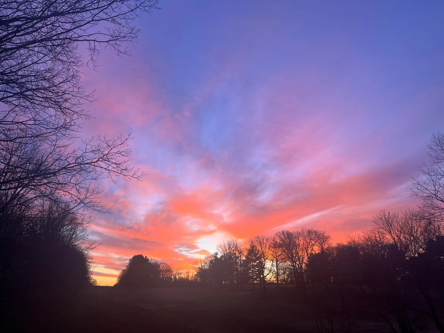 温暖的夕阳余晖洒满天空